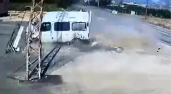 Adana'da Minibüs Devrildi, Sürücü Ağır Yaralandı