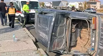 Aksaray'da Tır ile Çarpışan Otomobil Devrildi: 3 Yaralı