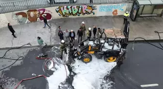 Cevizlibağ'da iş makinesi alev alev yanıyor - 1