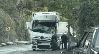 Eyüpsultan'da TIR Çarpışması: 2 Şoför Yaralandı