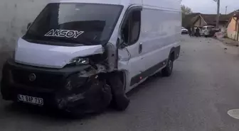 Karabük'te Minibüsle Hafif Ticari Araç Çarpıştı: 2 Yaralı