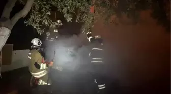 Hatay'da Park Halindeki Otomobil Yangında Yıkıldı