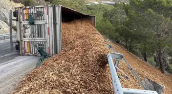 Mersin'de Tırın Devrilmesi Sonucu Sürücü Hafif Yaralandı