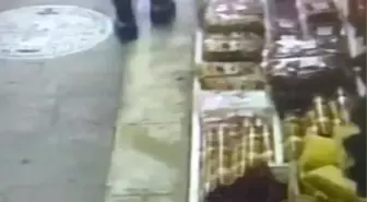 Zonguldak'ta Kuruyemişçi Önünden Ceviz Çalan Kadın Güvenlik Kamerasında