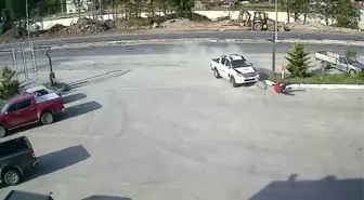 Hopa'da Akaryakıt İstasyonu Çalışanına Kamyonet Çarptı