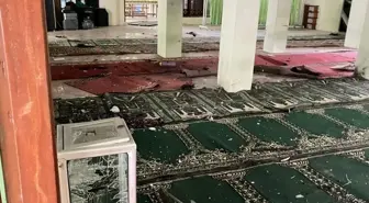 Endonezya'da camide cuma namazı sırasında patlama: 54 yaralı