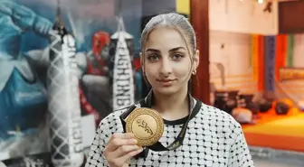 Filistinli Muaythai sporcusu genç kız, kazandığı altın madalyayı Gazze'ye armağan etti