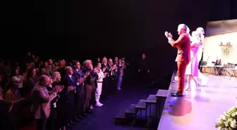 İYİ Parti Genel Başkanı Dervişoğlu, 'Aynı Çatı Altında' Tiyatro Oyununu İzledi