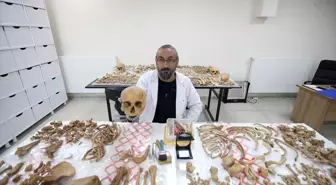 Malazgirt'teki kazılarda çıkarılan insan iskeletlerinin sırrı antropoloji laboratuvarında araştırılıyor