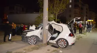 Aksaray'da Elektrik Direğine Çarpan Araçta İki Kişi Ağır Yaralandı