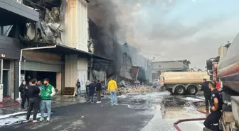 Adana'da Hırdavat Dükkanında Yangın: 70 İtfaiye Personeli Müdahale Etti