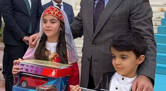 Bakan Kacır, Iğdır'da Çocuklara Oyuncak Togg Hediye Etti