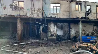 Aydın'da Yangın: Bir Ev Küle Döndü, Diğerinde Maddi Hasar