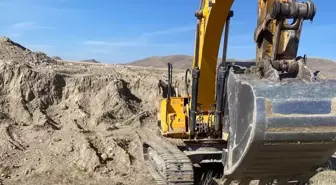 Horasan'da Kaçak Kazı Yapan 4 Kişi Suçüstü Yakalandı