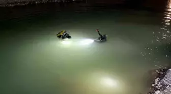 Adıyaman'da Kum Ocağında Kamyonet Gölete Düştü