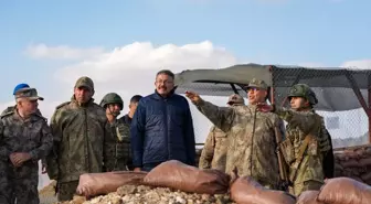 Hakkari Valisi Çelik ve 2. Ordu Komutanı Korgeneral Topaloğlu, sınırdaki üs bölgelerini ziyaret etti