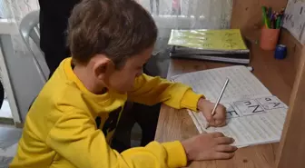 Kemoterapi Tedavisi Gören Ahmet, Evde Sınıf Ortamında Eğitim Alıyor