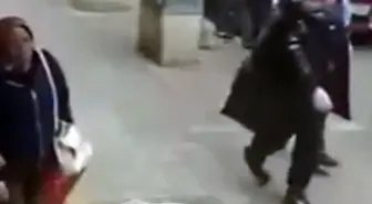 Kendisini evden çıkartan mülk sahibini darbetti; o anlar kamerada