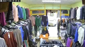 Hırsızlık Anı Güvenlik Kamerasında: Manken Üzerindeki Montu Çalan Şahıs Tutuklandı