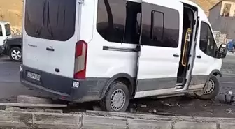 Şırnak'ta Özel Eğitim Minibüsü ile Hafif Ticari Araç Çarpıştı: 19 Yaralı