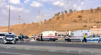 Şırnak'ta Minibüs ile Hafif Ticari Araç Çarpıştı: 19 Yaralı