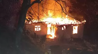 Akçaabat'ta Tek Katlı Evde Yangın: Maddi Hasar Oluştu