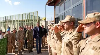 Hakkari Valisi ve 2. Ordu Komutanı Sınırdaki Üs Bölgelerini Ziyaret Etti