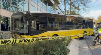 Beşiktaş'ta İETT Otobüsü Kaldırıma Çarptı, Şoför Kalp Krizi Geçirdi