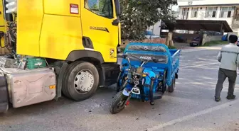 Bursa'da Elektrikli Bisiklet ile Tır Çarpıştı: 1 Yaralı
