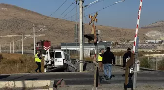 Kayseri'de Lokomotifin Hafif Ticari Araca Çarpması Sonucu 2 Yaralı
