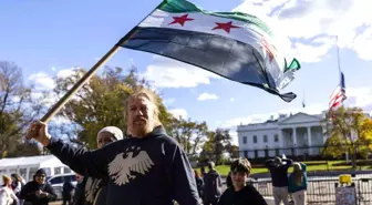 Suriyelilerden Ahmed eş-Şara'ya Beyaz Saray önünde sevgi gösterisi