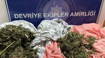 Araçtaki çarşafların içinden uyuşturucu çıktı