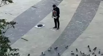 Atatürk'ün portresi ile tek başına saygı duruşunda bulundu