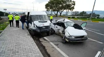 Balıkesir'de Minibüs ile Otomobil Çarpıştı: Bir Ölü, Dört Yaralı