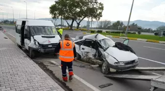 Balıkesir'de Minibüs ile Otomobil Çarpıştı: 1 Ölü, 4 Yaralı