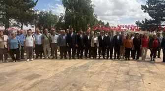 Atatürk'ün Anısına Çelenk Sunumu