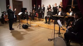 Atatürk, 87. Yılında Sevilen Şarkılarla Anıldı