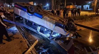 Tarsus'ta Minibüs ile Otomobil Çarpıştı: 11 Yaralı