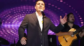 Rafet El Roman'dan sahnede hayranıyla sürpriz düet