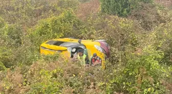 Sinop'ta Ticari Taksi Tarlaya Devrildi: İki Yaralı