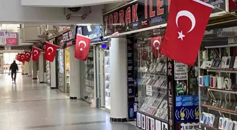 Eskişehir'de Esnaftan Atatürk'e Saygı: Dükkanlar Türk Bayraklarıyla Süsleniyor