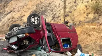 Bilecik'te Kamyonet Devrildi: 2 Yaralı