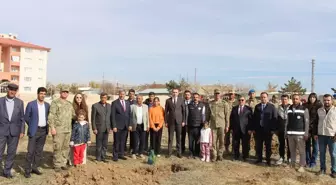 Çaldıran'da fidanlar toprakla buluşturuldu