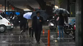 Sındırgı'da Sağanak Yağış Etkili Oldu