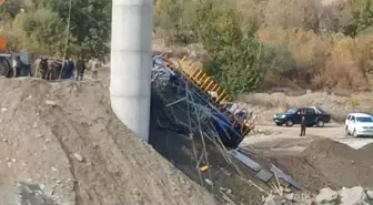 Diyarbakır'da viyadük inşaatında iskele çöktü! 2 işçi göçük altında, 4 yaralı var