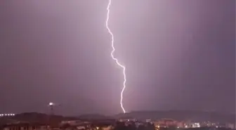 Hatay'da Gökgürültülü Sağanak Yağış ve Yıldırımlar Kameralara Yansıdı