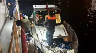 İstanbul Boğazı'nda Arızalanan Tekne Kurtarıldı