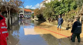 İzmir'de Sel Baskınları: Vatandaşlar Dereden Kaynaklı Su Baskınlarına Tepki Gösterdi