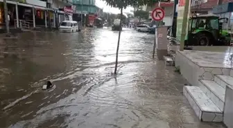 İzmir'de Kuvvetli Sağanak Yağışlar Yollarda Su Baskınlarına Yol Açtı