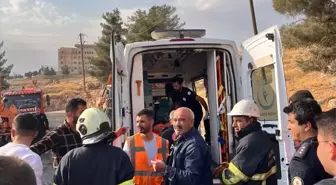 Mardin'de İş Makinesi Devrildi, Operatörü Yaralandı